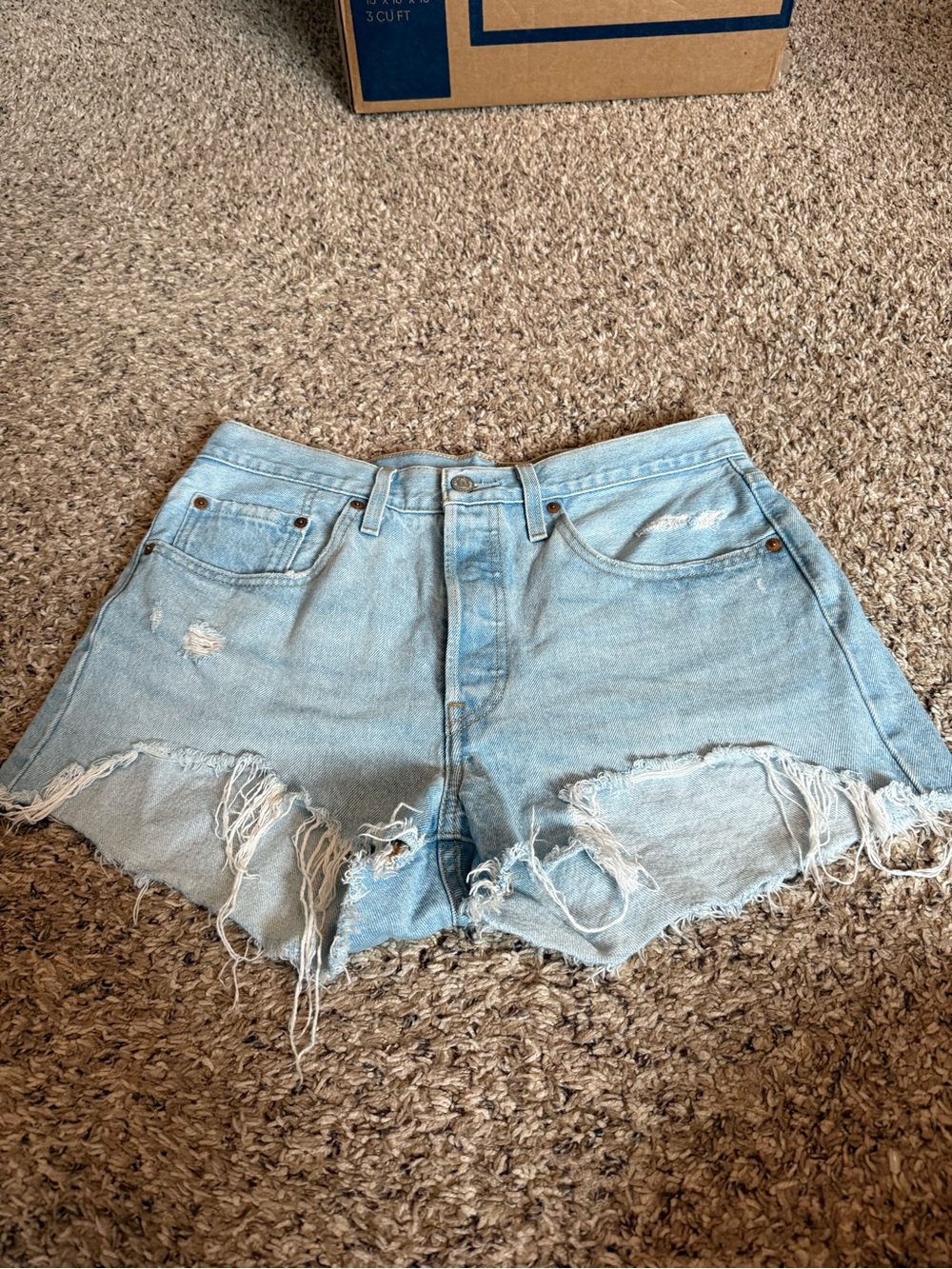 Levi’s 501 Light Blue Distressed Denim Women’s Shorts Size 31